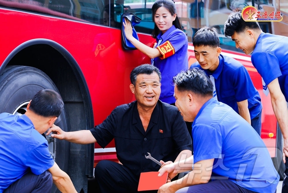 (평양 노동신문=뉴스1) = 북한 노동당 기관지 노동신문은 9일 "평양시여객운수종합기업소 릉라버스사업소에서 인민에 대한 헌신적 복무정신을 지니고 맡은 일을 책임적으로 하도록 독려하 …