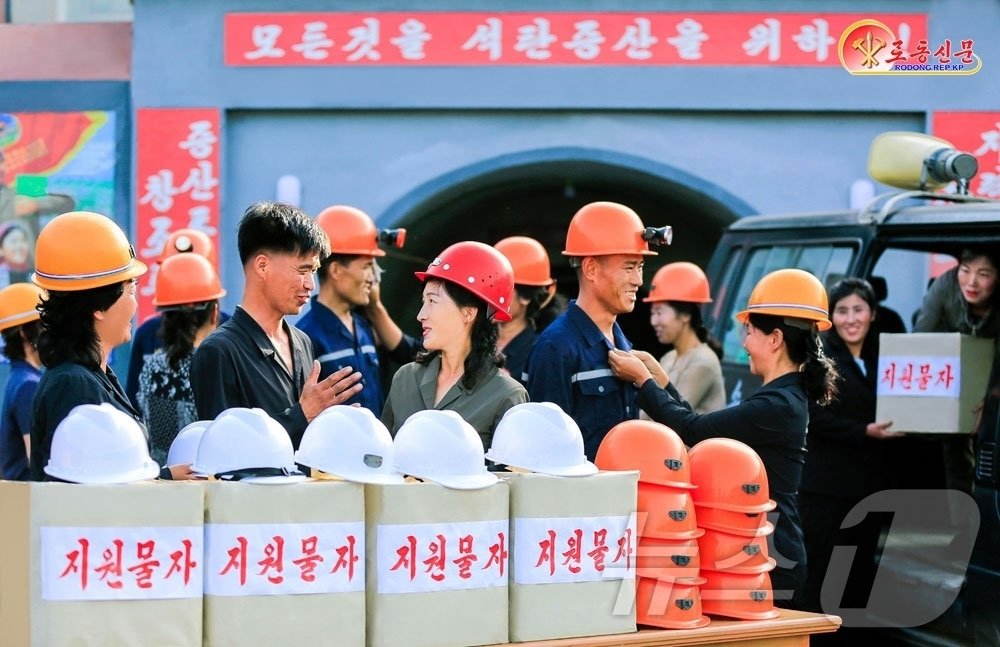 (평양 노동신문=뉴스1) = 북한 노동당 기관지 노동신문은 9일 평안남도 덕천지구탄광연합기업소 월봉탄광에서 일군가족소대원들이 탄부들의 투쟁 열의를 북돋아주고 있다고 보도했다. [국 …