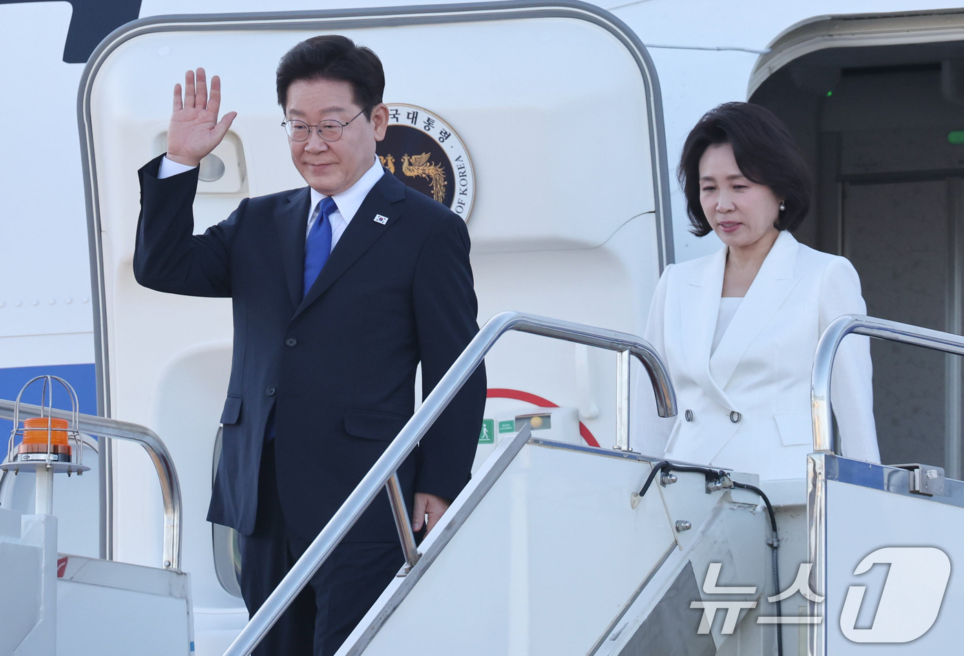 (울란바타르(몽골))=뉴스1) 이재명 기자 = 몽골을 국빈 방문하는 이재명 대통령과 김혜경 여사가 9일(현지시간) 칭기스칸 국제공항에 도착해 환송객에게 인사하고 있다. 2026.7 …