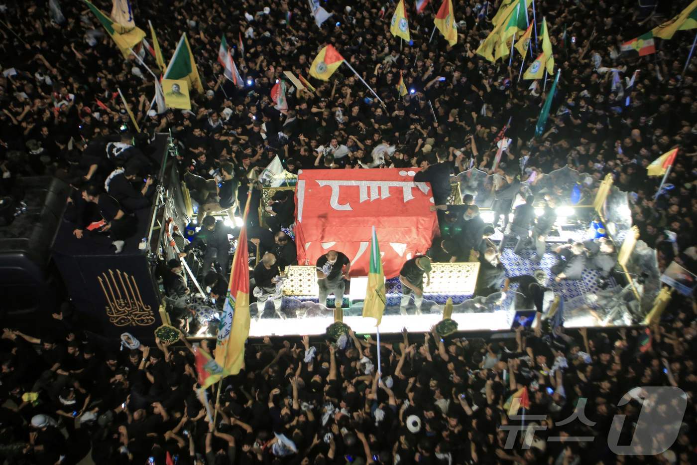 (카르발라 AFP=뉴스1) 윤다정 기자 = 9일(현지시간) 이라크 중부의 시아파 성지 카르발라에서 군중들이 아야톨라 알리 하메네이와 가족들의 장례 행렬을 따라 가고 있다. 하메네이 …