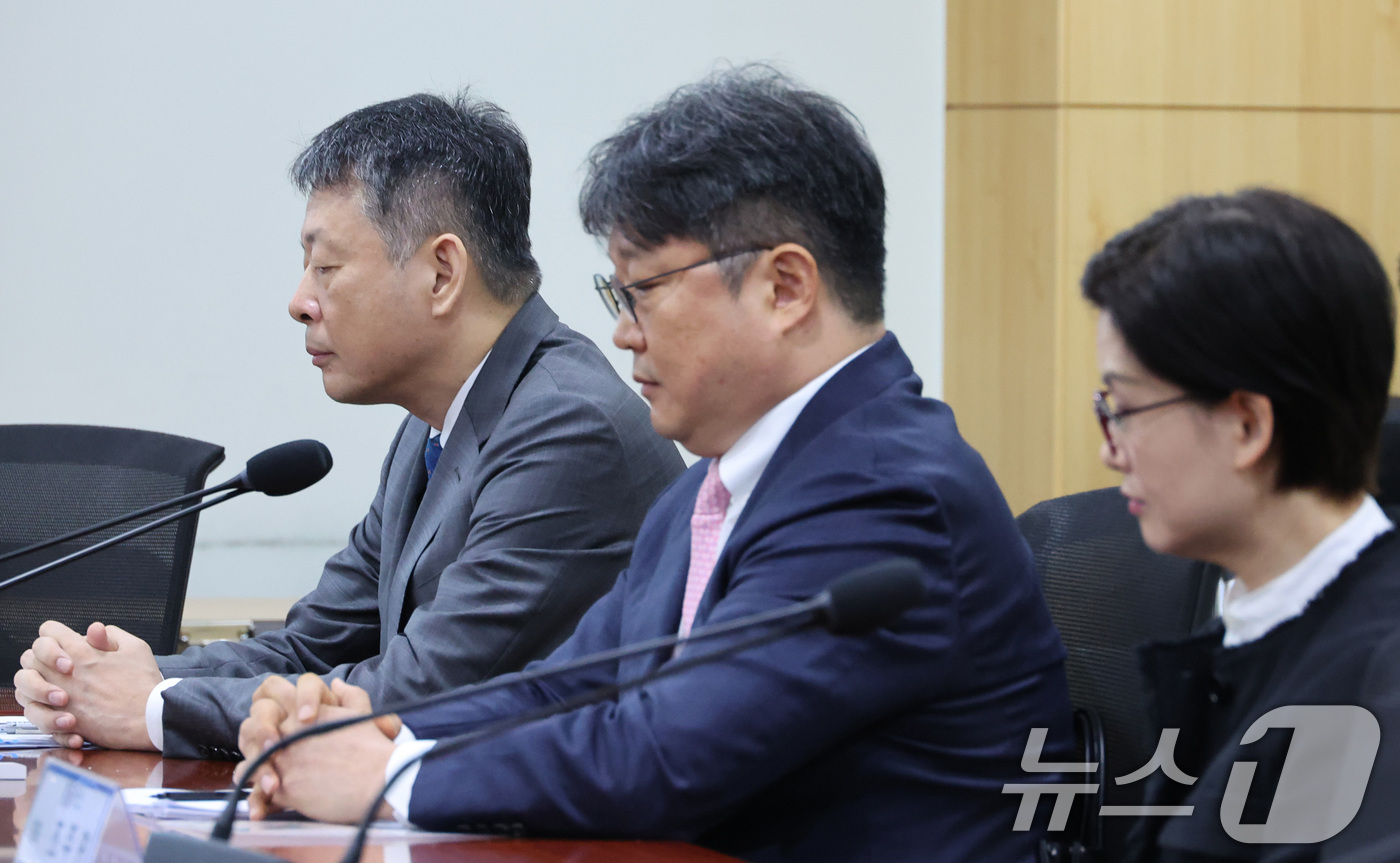 (서울=뉴스1) 신웅수 기자 = 김광일 MBK파트너스 부회장(왼쪽부터), 김중현 메리츠화재 대표, 조주연 홈플러스 대표가 9일 서울 여의도 국회 의원회관에서 더불어민주당 을지로위원 …