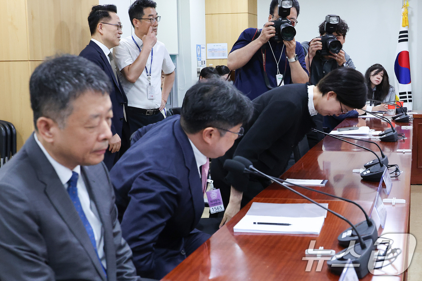 (서울=뉴스1) 신웅수 기자 = 조주연 홈플러스 대표가 9일 서울 여의도 국회 의원회관에서 더불어민주당 을지로위원회 주최로 열린 홈플러스 회생을 위한 MBK파트너스-메리츠 경영진 …
