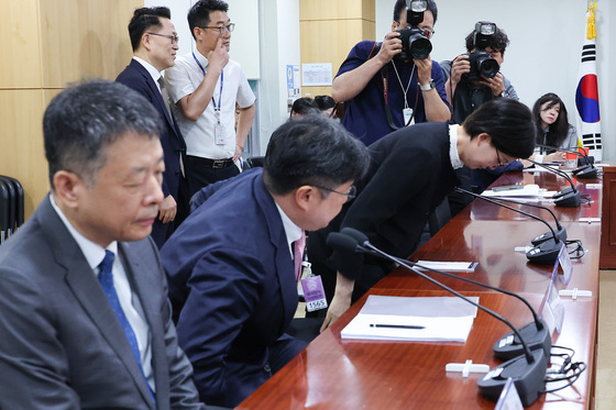 인사하는 조주연 홈플러스 대표