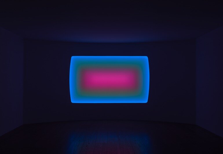 본문 이미지 - 제임스 터렐, 〈상상들, 넓은 직사각형의 곡면 유리(Imaginings, Wide Rectangular Curved Glass)〉, 2021, LED 조명과 스크림을 활용한 공간 설치, 182.9&times;304.8㎝, 2h30m, 국립현대미술관 발전 후원위원회(MDC) 기증, 국립현대미술관 소장 (국립현대미술관 제공)
