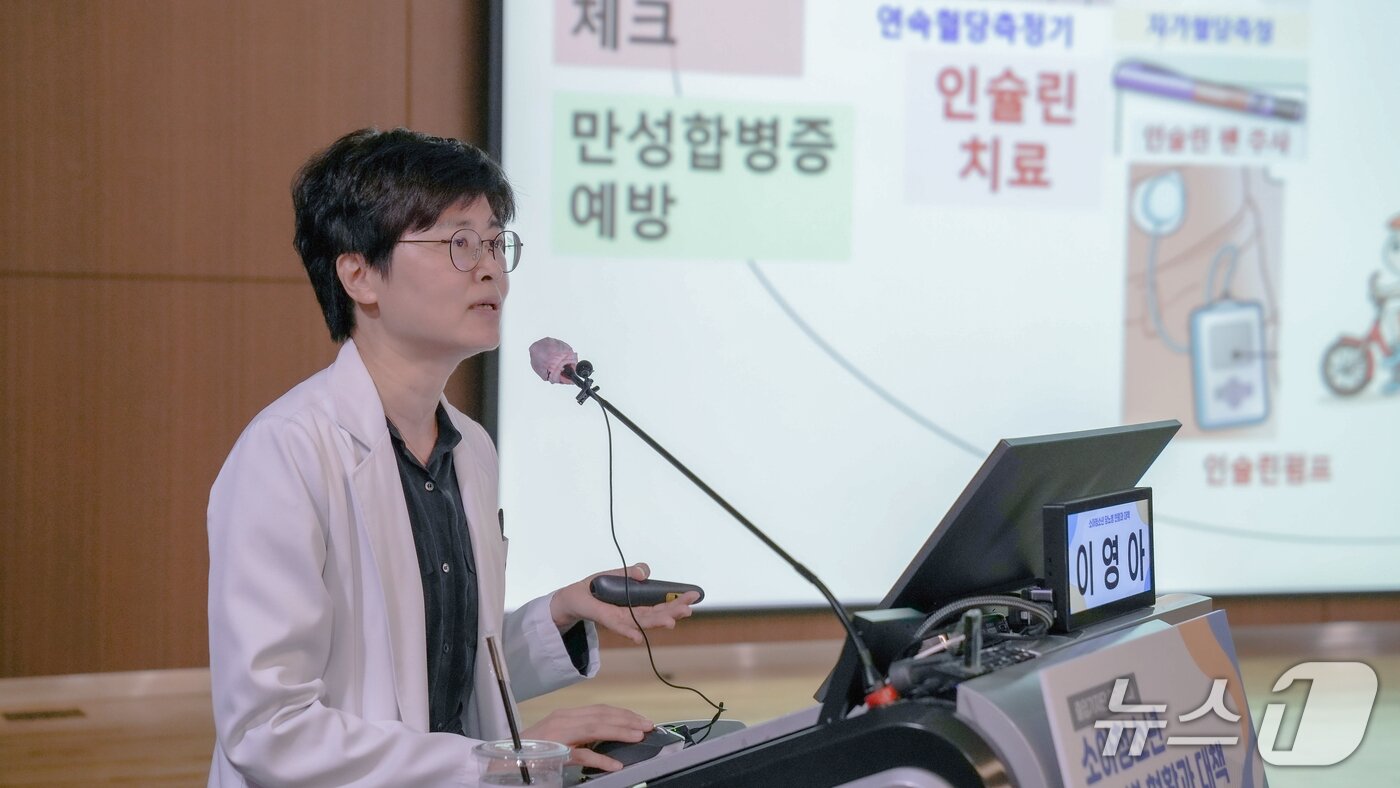 본문 이미지 - 질병관리청이 8일 서울대병원에서 '소아청소년 당뇨병 현황과 대책'을 주제로 진행한 출입기자단 아카데미를 통해 이영아 서울대어린이병원 소아청소년과 교수가 발표하고 있다.(질병관리청 제공)