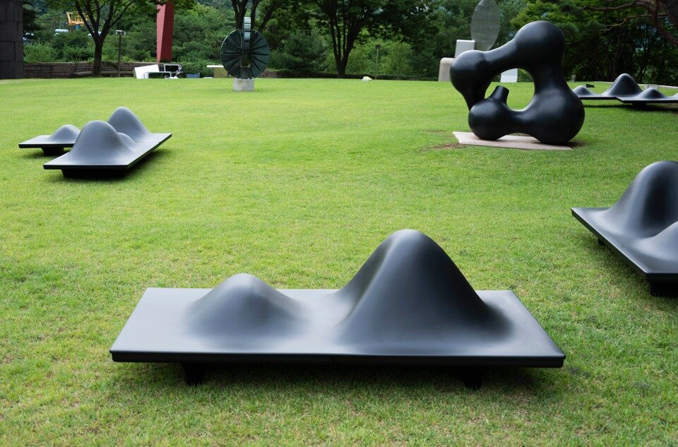 본문 이미지 - 하지훈, 〈자리〉, 2026, ABS, 100x200x72cm(x7), 가변 설치, 국립현대미술관 제작 지원 (국립현대미술관 제공)