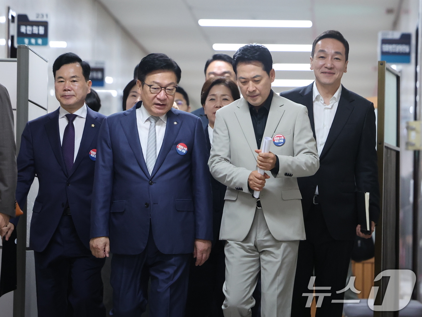 (서울=뉴스1) 황기선 기자 = 장동혁 국민의힘 대표(앞줄 오른쪽)와 정점식 원내대표가 9일 오전 서울 여의도 국회에서 열린 최고위원회의에 입장하며 대화를 나누고 있다. 2026. …