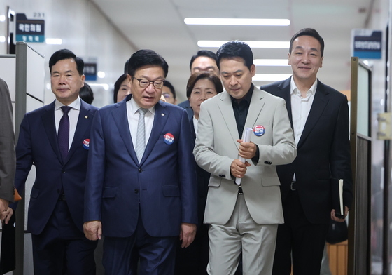 '참정권 수호 특검 관철' 뱃지 단 국힘 지도부