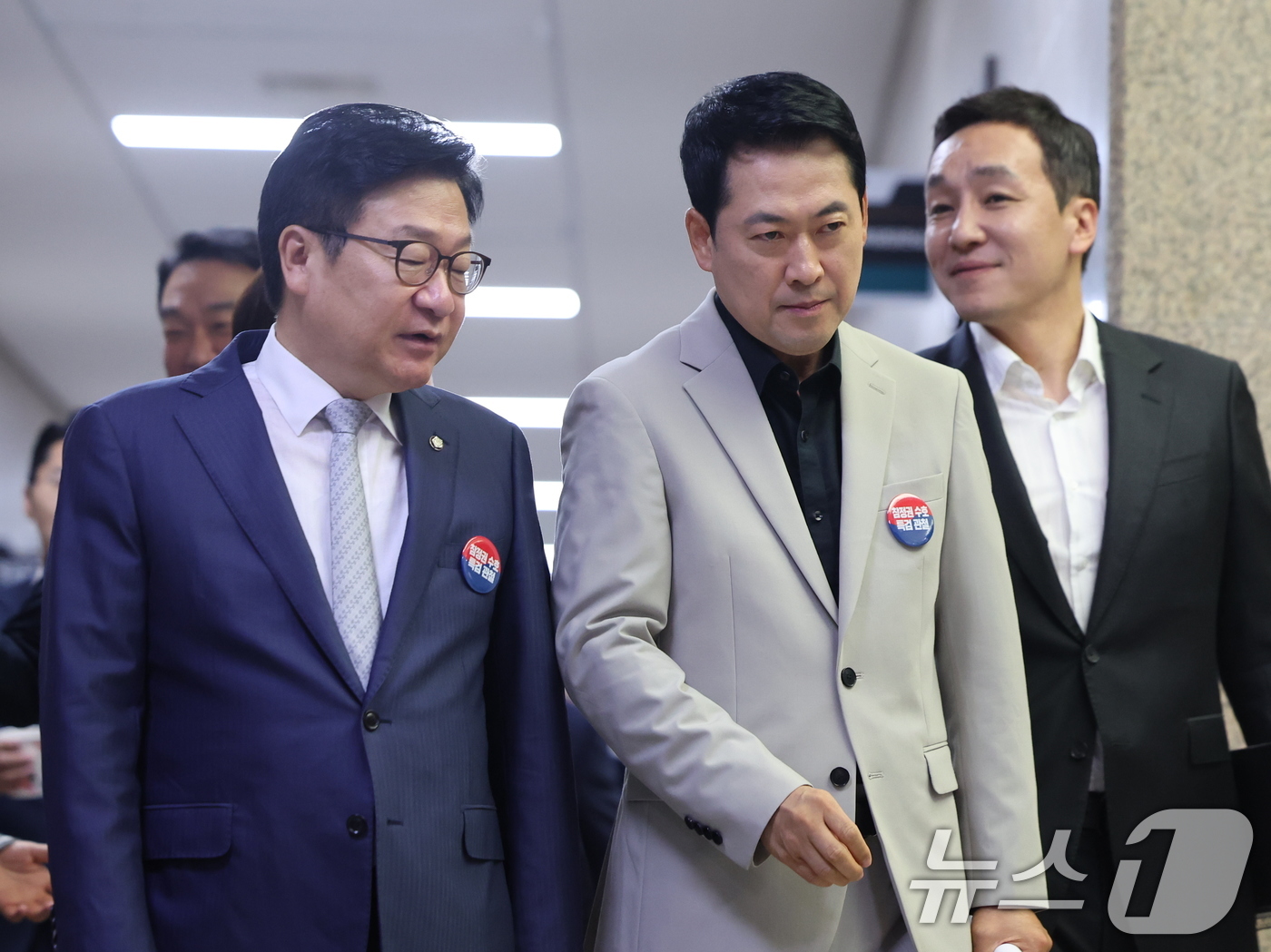 (서울=뉴스1) 황기선 기자 = 장동혁 국민의힘 대표(앞줄 오른쪽)와 정점식 원내대표가 9일 오전 서울 여의도 국회에서 열린 최고위원회의에 입장하며 대화를 나누고 있다. 2026. …