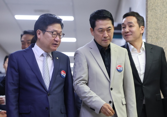 최고위 향하며 대화하는 장동혁·정점식