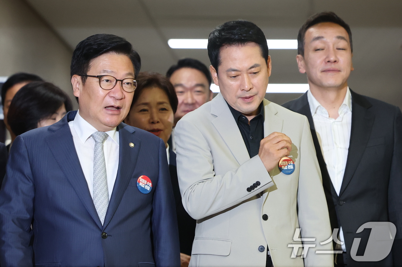 (서울=뉴스1) 황기선 기자 = 장동혁 국민의힘 대표(앞줄 오른쪽)와 정점식 원내대표가 9일 오전 서울 여의도 국회에서 열린 최고위원회의에 입장하며 대화를 나누고 있다. 2026. …