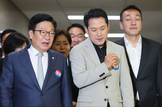 최고위 향하며 대화하는 장동혁·정점식