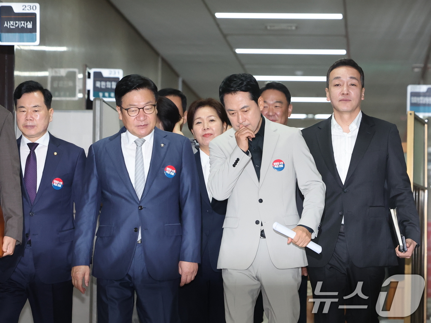 (서울=뉴스1) 황기선 기자 = 장동혁 국민의힘 대표(앞줄 오른쪽)와 정점식 원내대표가 9일 오전 서울 여의도 국회에서 열린 최고위원회의에 입장하며 대화를 나누고 있다. 2026. …