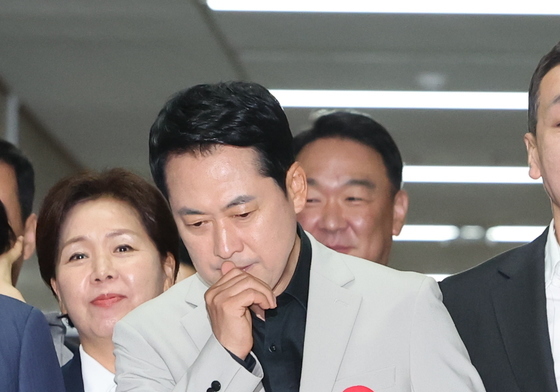'참정권 수호 특검 관철' 뱃지 단 장동혁
