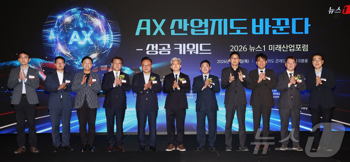 (서울=뉴스1) 김민지 기자 = 이영섭 뉴스1 대표이사를 비롯한 참석자들이 9일 오전 서울 여의도 콘래드호텔에서 'AI 대전환(AX) 산업지도 바꾼다-성공 키워드'를 주제로 열린 …