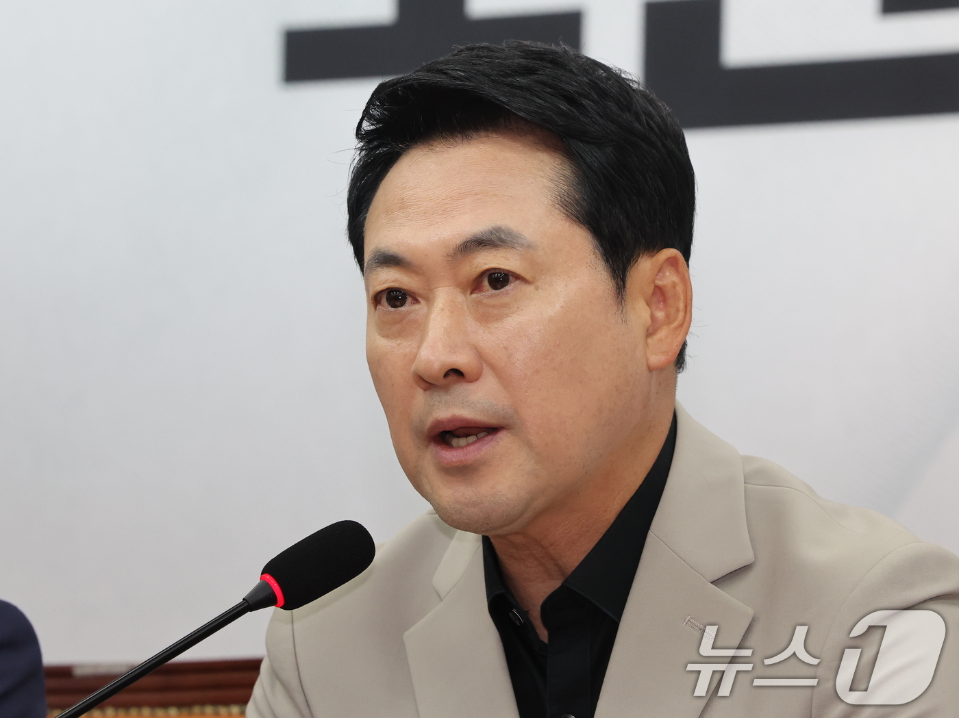 (서울=뉴스1) 황기선 기자 = 장동혁 국민의힘 대표가 9일 오전 서울 여의도 국회에서 열린 최고위원회의에서 모두 발언을 하고 있다. 2026.7.9/뉴스1