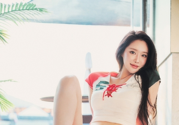 브브걸 민영, 수영복 입고 발산한 섹시미…신곡 콘셉트 포토 공개