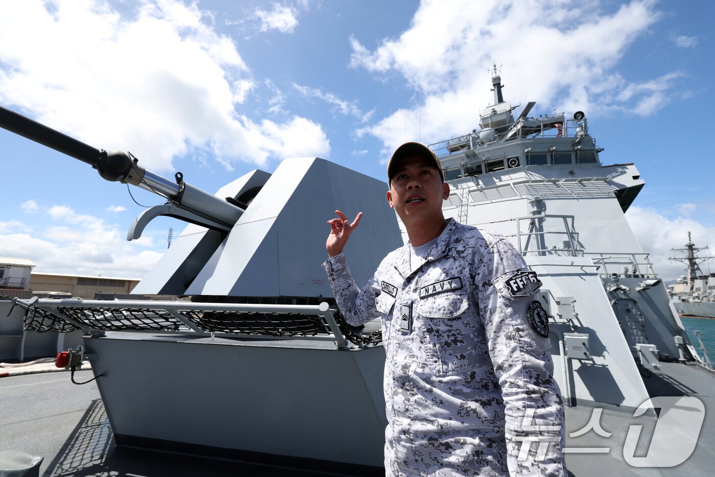 본문 이미지 - 2026 환태평양훈련(RIMPAC·림팩)이 진행 중인 8일(현지시간) 미국 하와이 호놀룰루 진주만-히캄 합동기지에서 한국 취재진이 국내 조선소가 건조한 호위함인 필리핀 미겔 말바르함에 대한 설명을 듣고 있다. (국방일보 제공. 재판매 및 DB금지) 2026.7.9 ⓒ 뉴스1