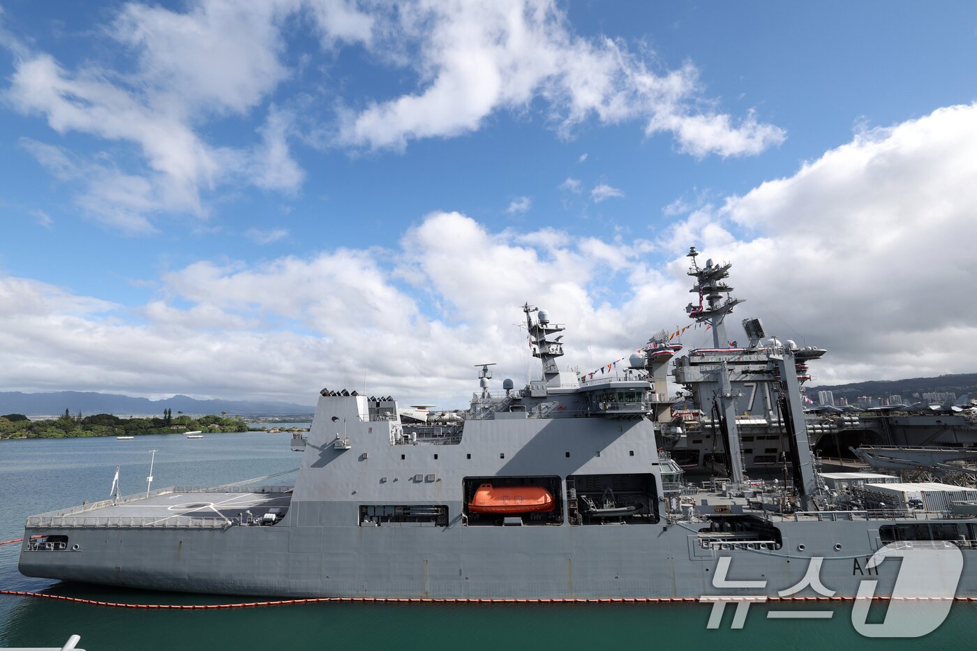 본문 이미지 - 2026 환태평양훈련(RIMPAC·림팩)이 진행 중인 6일(현지시간) 미국 하와이 호놀룰루 진주만-히캄 합동기지에 국내 조선소가 건조한 뉴질랜드 군수지원함인 아오테아로아함이 정박해 있다. 사진은 미 해군 에식스(ASSEX) 강습상륙함에서 바라본 모습. (국방일보 제공. 재판매 및 DB금지) 2026.7.9 ⓒ 뉴스1