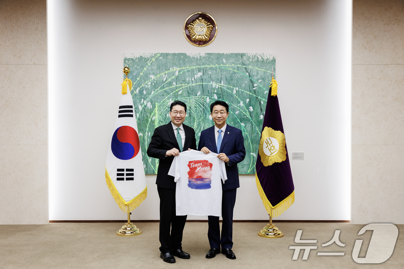 (서울=뉴스1) = 이상현 2026 아이치-나고야 아시안게임 대한민국 선수단장이 지난 8일 서울 여의도 국회를 찾아 조정식 국회의장을 예방하고 있다. (대한사이클연맹 제공. 재판매 …
