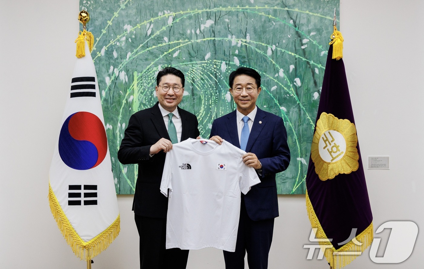 (서울=뉴스1) = 이상현 2026 아이치-나고야 아시안게임 대한민국 선수단장이 지난 8일 서울 여의도 국회를 찾아 조정식 국회의장을 예방하고 있다. (대한사이클연맹 제공. 재판매 …
