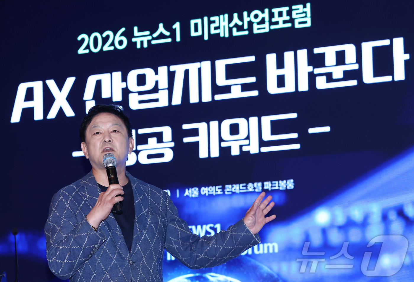 (서울=뉴스1) 김민지 기자 = 최재붕 성균관대 기계공학부 교수가 9일 오전 서울 여의도 콘래드호텔에서 열린 뉴스1 미래산업포럼(NFIF)에서 AI사피엔스시대 생존전략을 주제로 강 …