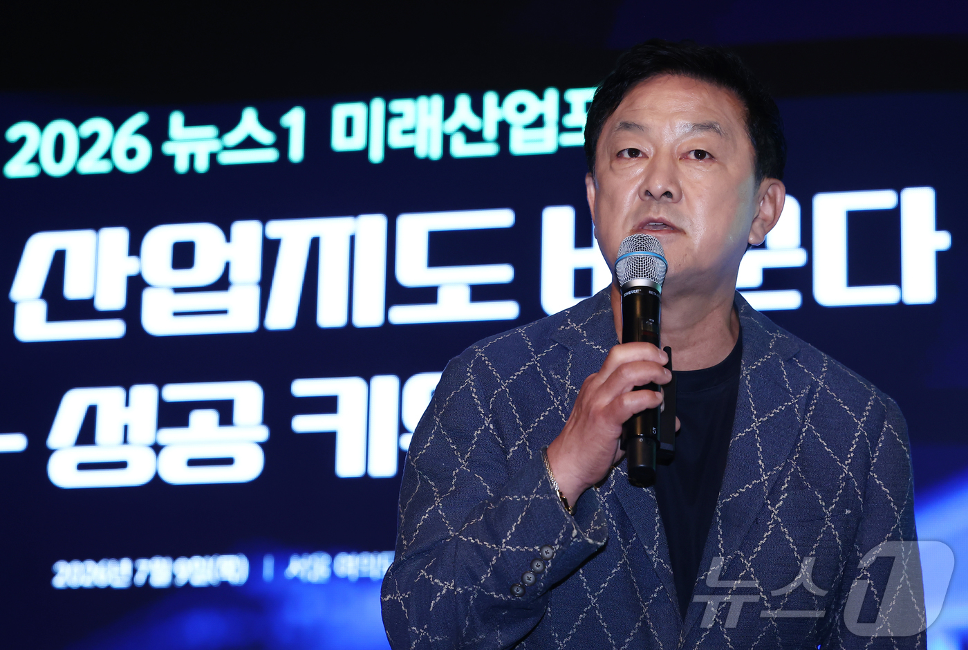 (서울=뉴스1) 김민지 기자 = 최재붕 성균관대 기계공학부 교수가 9일 오전 서울 여의도 콘래드호텔에서 열린 뉴스1 미래산업포럼(NFIF)에서 AI사피엔스시대 생존전략을 주제로 강 …