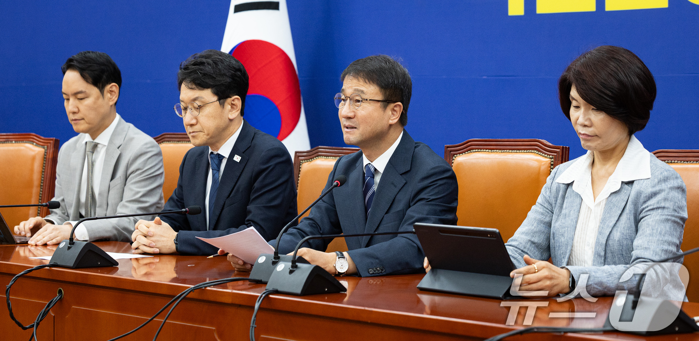 (서울=뉴스1) 유승관 기자 = 한병도 더불어민주당 당대표 직무대행 겸 원내대표가 9일 서울 여의도 국회에서 열린 정책조정회의에서 모두 발언을 하고 있다. 2026.7.9/뉴스1