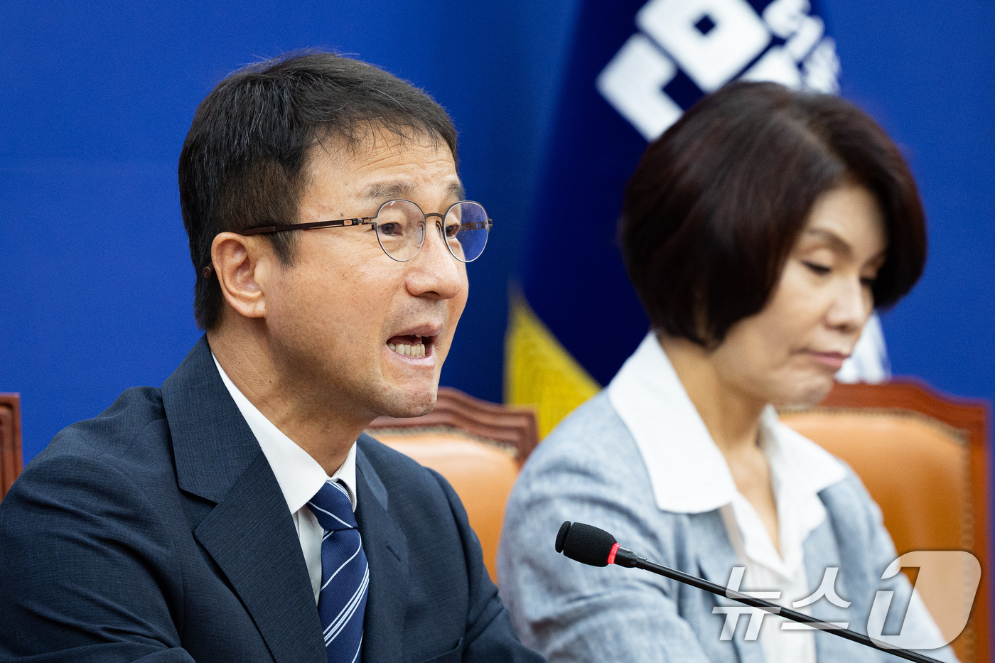 (서울=뉴스1) 유승관 기자 = 한병도 더불어민주당 당대표 직무대행 겸 원내대표가 9일 서울 여의도 국회에서 열린 정책조정회의에서 모두 발언을 하고 있다. 2026.7.9/뉴스1
