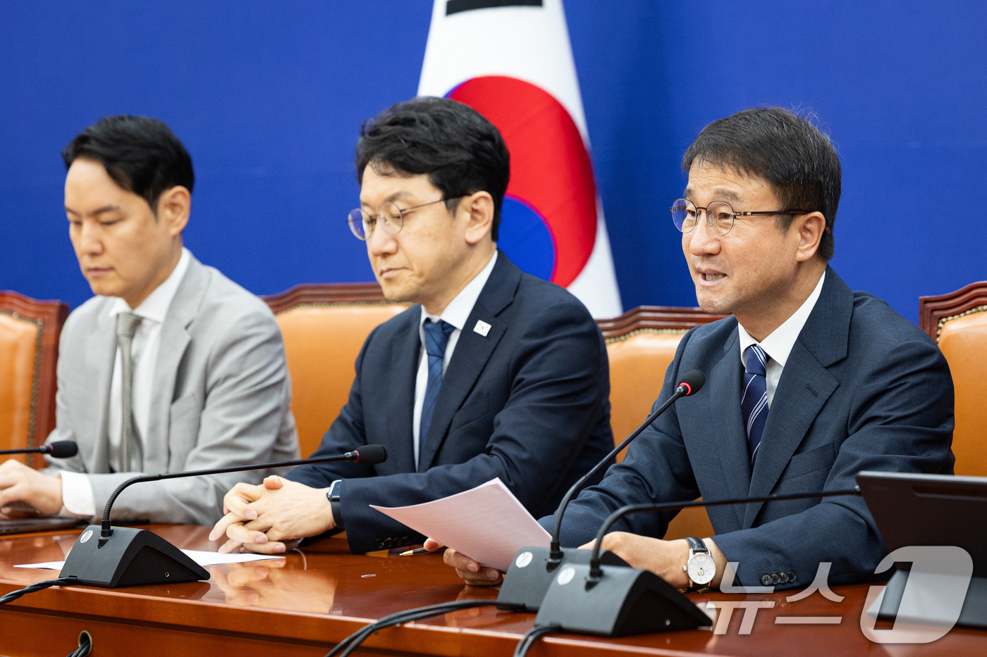 (서울=뉴스1) 유승관 기자 = 한병도 더불어민주당 당대표 직무대행 겸 원내대표가 9일 서울 여의도 국회에서 열린 정책조정회의에서 모두 발언을 하고 있다. 2026.7.9/뉴스1