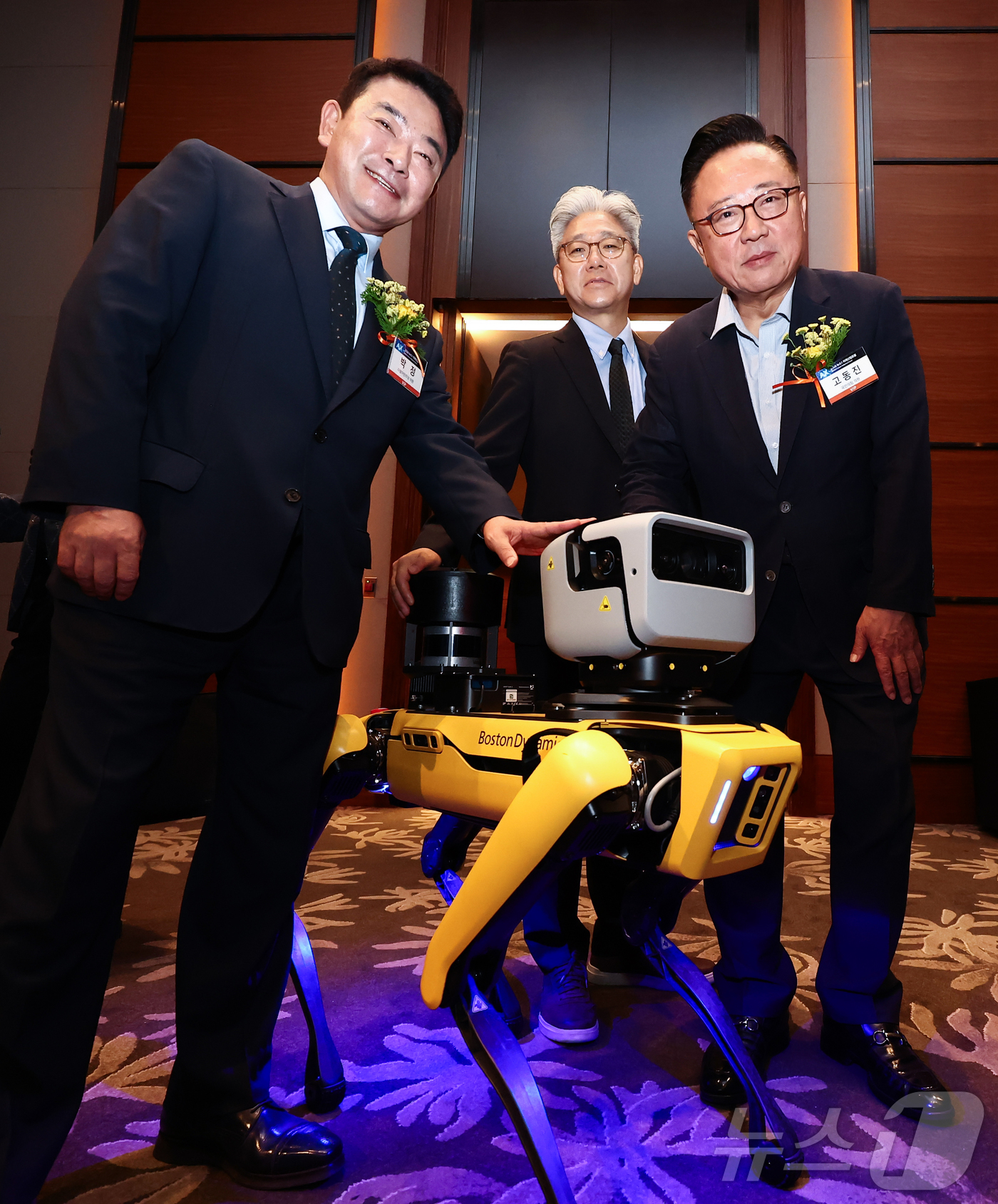(서울=뉴스1) 김민지 기자 = 이영섭 뉴스1 대표이사(가운데)와 고동진 국민의힘 의원, 박정 더불어민주당 의원이 9일 오전 서울 여의도 콘래드호텔에서 뉴스1 미래산업포럼(NFIF …