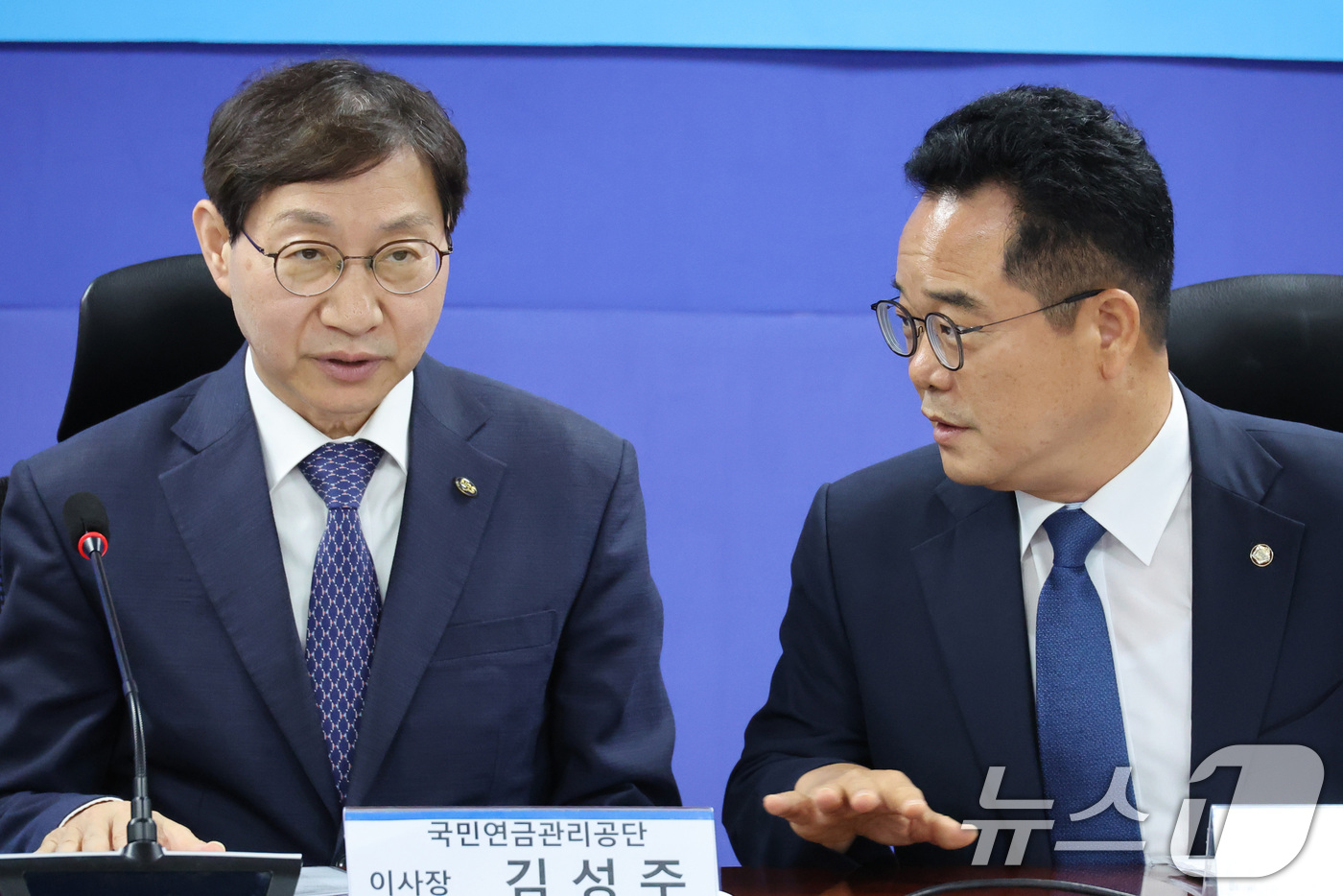 (서울=뉴스1) 신웅수 기자 = 민병덕 더불어민주당 을지로위원장(오른쪽)과 김성주 국민연금공단 이사장이 9일 서울 여의도 국회 의원회관에서 열린 홈플러스 회생을 위한 간담회에서 대 …