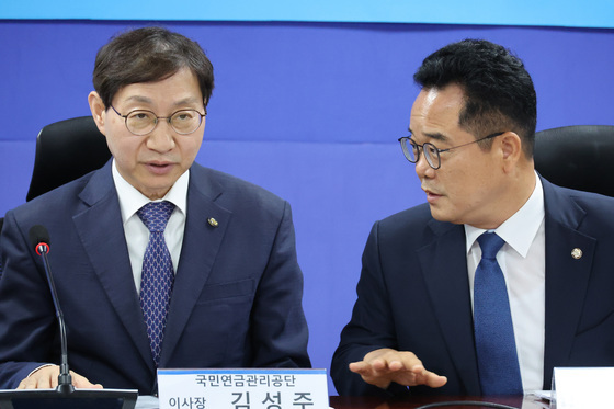 대화하는 민병덕 위원장·김성주 이사장