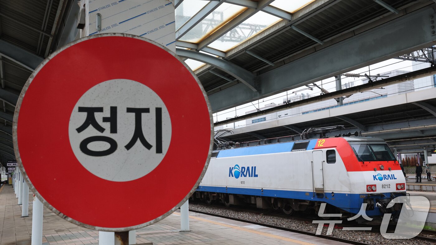 본문 이미지 - 충청지역 집중호우로 인해 일반열차 운행에 차질이 발생한 9일 대전역에 열차가 멈춰서 있다. 2026.7.9 ⓒ 뉴스1 김기태 기자