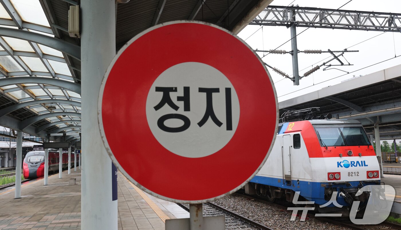 본문 이미지 - 충청지역 집중호우로 인해 일반열차 운행에 차질이 발생한 9일 대전역에 열차가 멈춰서 있다. 2026.7.9 ⓒ 뉴스1 김기태 기자