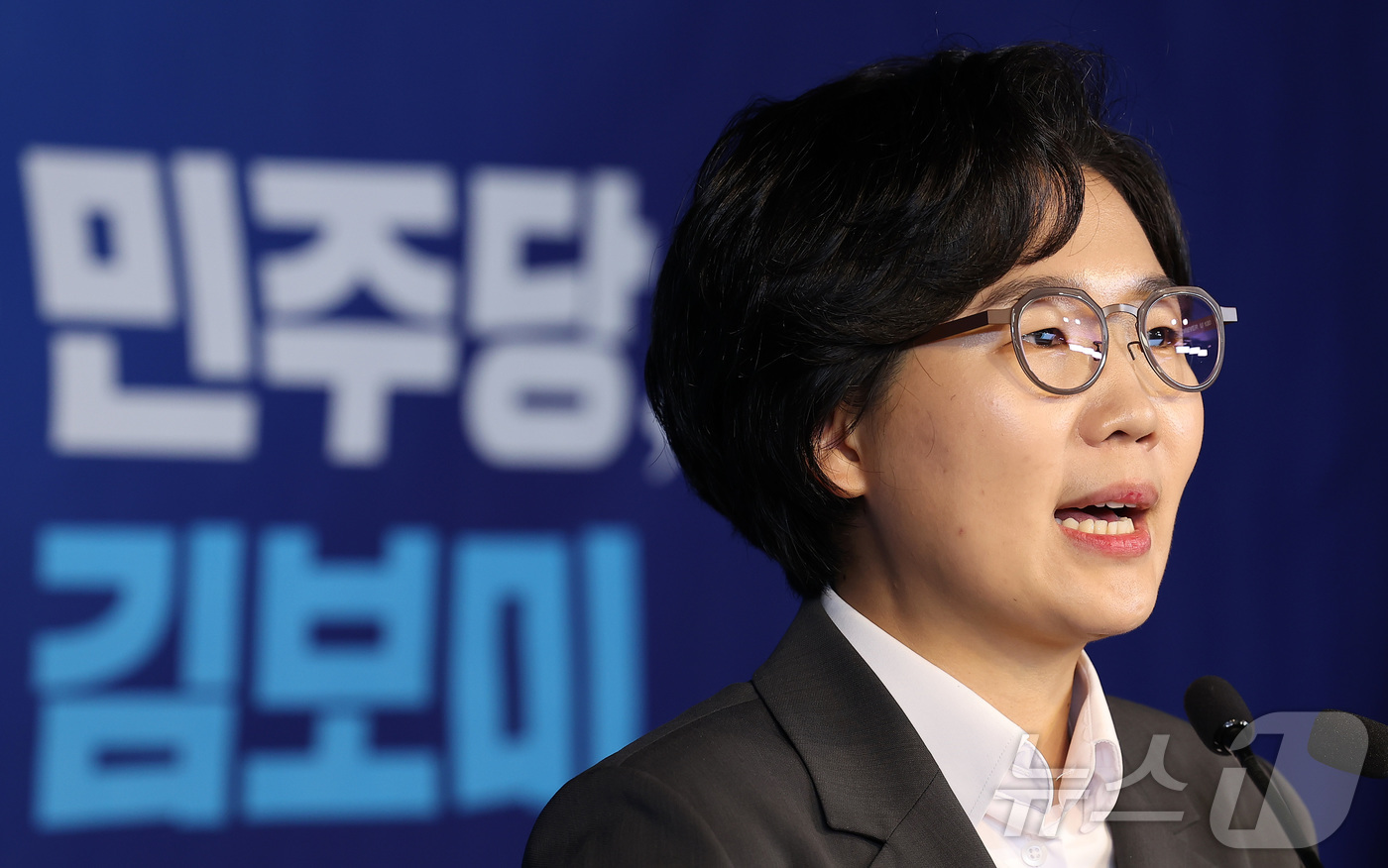 (서울=뉴스1) 김성진 기자 = 더불어민주당 평당원인 김보미 전 강진군의회 의장이 9일 서울 영등포구 더불어민주당 중앙당사에서 당대표 출마 기자회견을 하고 있다. 2026.7.9/ …