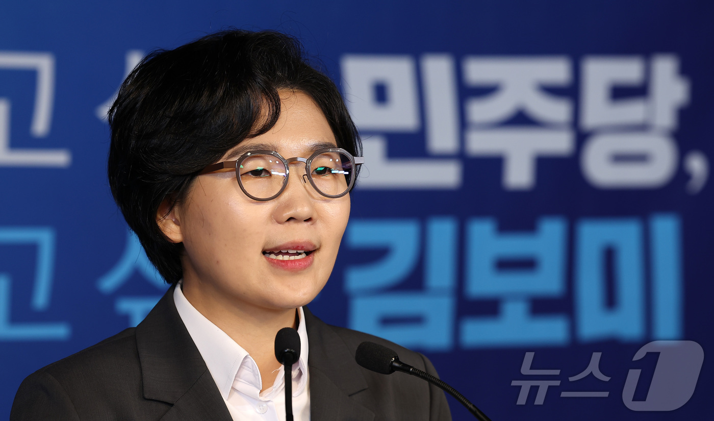 (서울=뉴스1) 김성진 기자 = 더불어민주당 평당원인 김보미 전 강진군의회 의장이 9일 서울 영등포구 더불어민주당 중앙당사에서 당대표 출마 기자회견을 하고 있다. 2026.7.9/ …