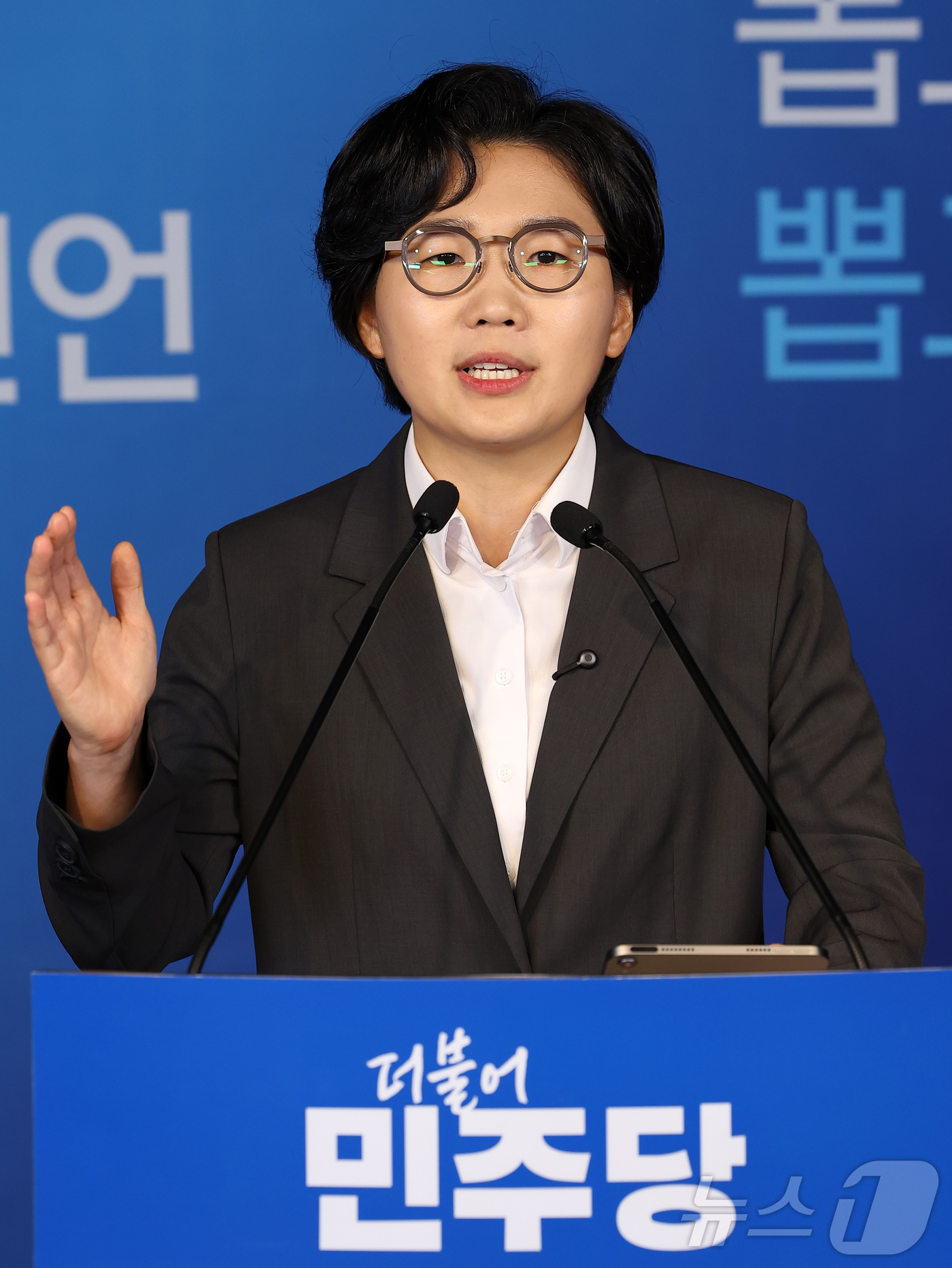 (서울=뉴스1) 김성진 기자 = 더불어민주당 평당원인 김보미 전 강진군의회 의장이 9일 서울 영등포구 더불어민주당 중앙당사에서 당대표 출마 기자회견을 하고 있다. 2026.7.9/ …