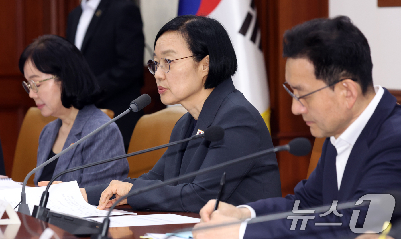 (서울=뉴스1) 김명섭 기자 = 한성숙 국무총리가 9일 오전 서울 종로구 세종대로 정부서울청사에서 열린 국가정책조정회의에서 모두 발언을 하고 있다. 이날 참석자들은 AI 민주정부 …