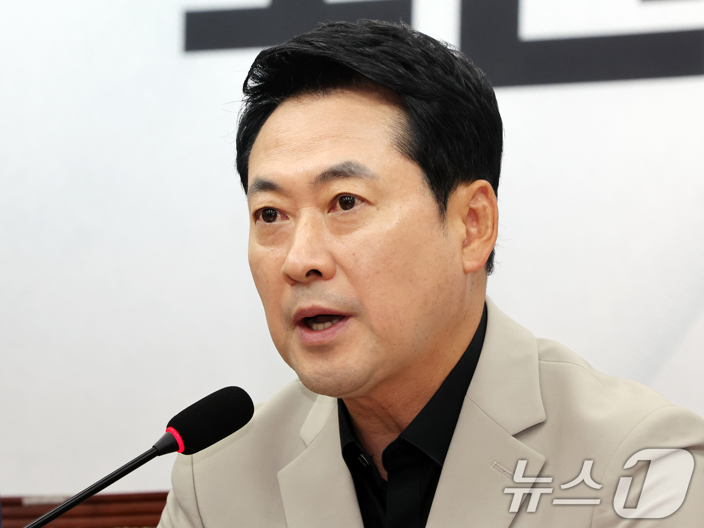 (서울=뉴스1) 황기선 기자 = 장동혁 국민의힘 대표가 9일 오전 서울 여의도 국회에서 열린 최고위원회의에서 모두 발언을 하고 있다. 2026.7.9/뉴스1