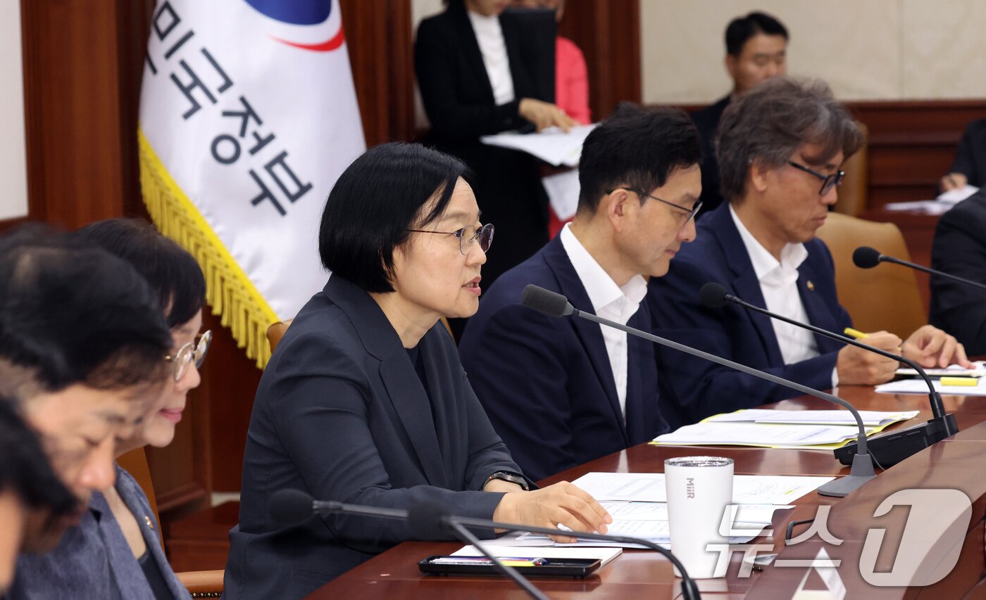 본문 이미지 - 한성숙 국무총리가 9일 오전 서울 종로구 세종대로 정부서울청사에서 열린 국가정책조정회의에서 모두 발언을 하고 있다. 이날 참석자들은 AI 민주정부 실현전략(안), 산업전환 고용안정 기본계획 등을 논의했다. 2026.7.9 ⓒ 뉴스1 김명섭 기자