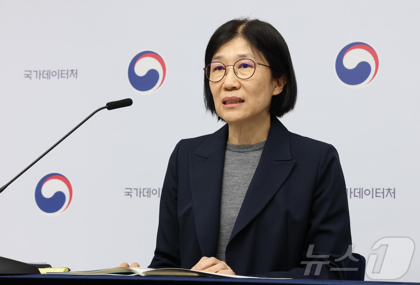 (세종=뉴스1) 김기남 기자 = 유수덕 국가데이터처 인구추계팀장이 9일 세종시 정부세종청사에서 2025년 국제인구이동통계 결과를 발표하고 있다.2025년 체류기간 90일을 초과한 …