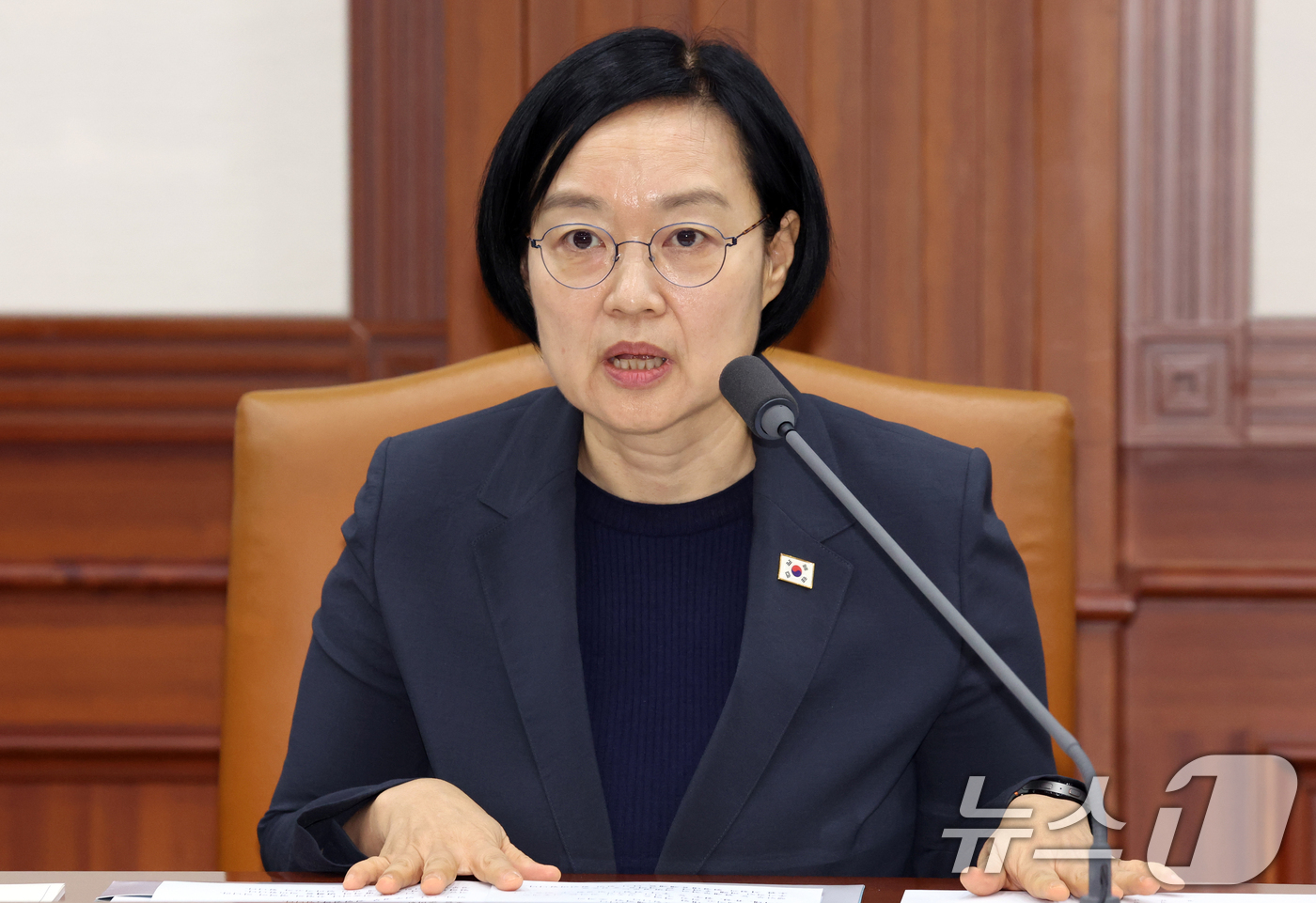 (서울=뉴스1) 김명섭 기자 = 한성숙 국무총리가 9일 오전 서울 종로구 세종대로 정부서울청사에서 열린 국가정책조정회의에서 모두 발언을 하고 있다. 이날 참석자들은 AI 민주정부 …