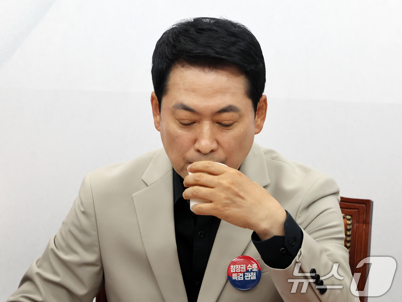 (서울=뉴스1) 황기선 기자 = 장동혁 국민의힘 대표가 9일 오전 서울 여의도 국회에서 열린 최고위원회의에서 물을 마시고 있다.  2026.7.9/뉴스1