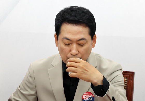 물 마시는 장동혁 대표