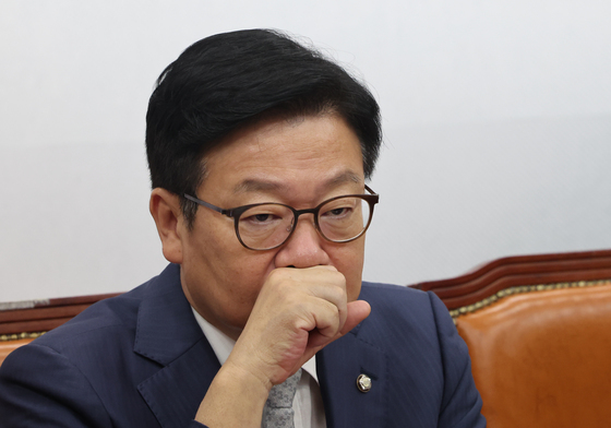 생각에 잠긴 정점식 원내대표