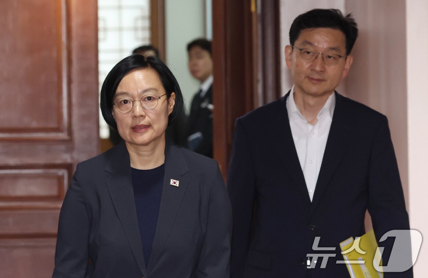 본문 이미지 - 한성숙 국무총리가 9일 오전 서울 종로구 세종대로 정부서울청사에서 열린 국가정책조정회의에 참석하고 있다. 이날 참석자들은 AI 민주정부 실현전략(안), 산업전환 고용안정 기본계획 등을 논의했다. 2026.7.9 ⓒ 뉴스1 김명섭 기자