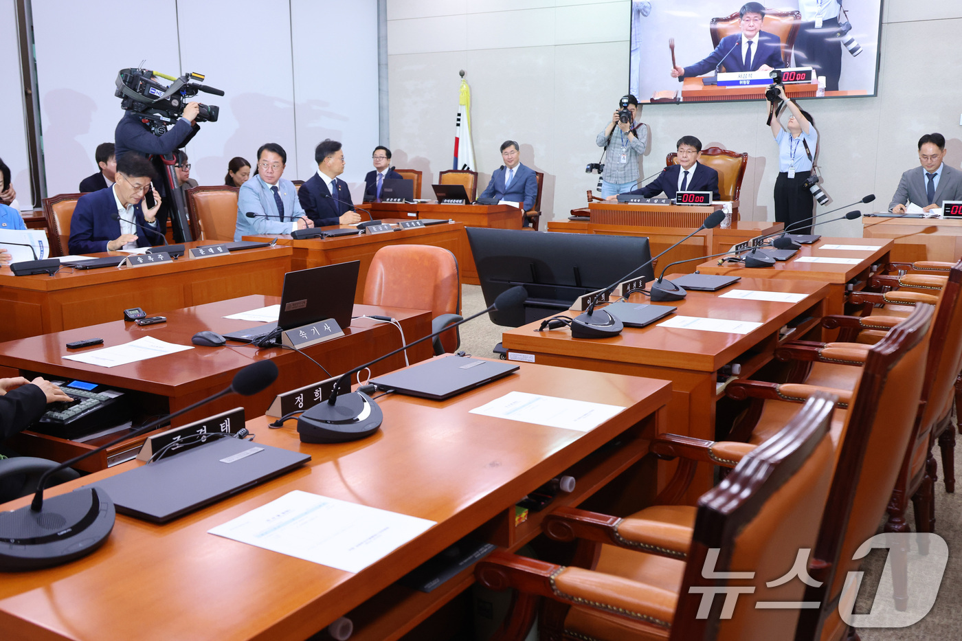 (서울=뉴스1) 신웅수 기자 = 서삼석 위원장이 9일 서울 여의도 국회에서 열린 농림축산식품해양수산위원회 전체회의에서 의사봉을 두드리고 있다. 2026.7.9/뉴스1