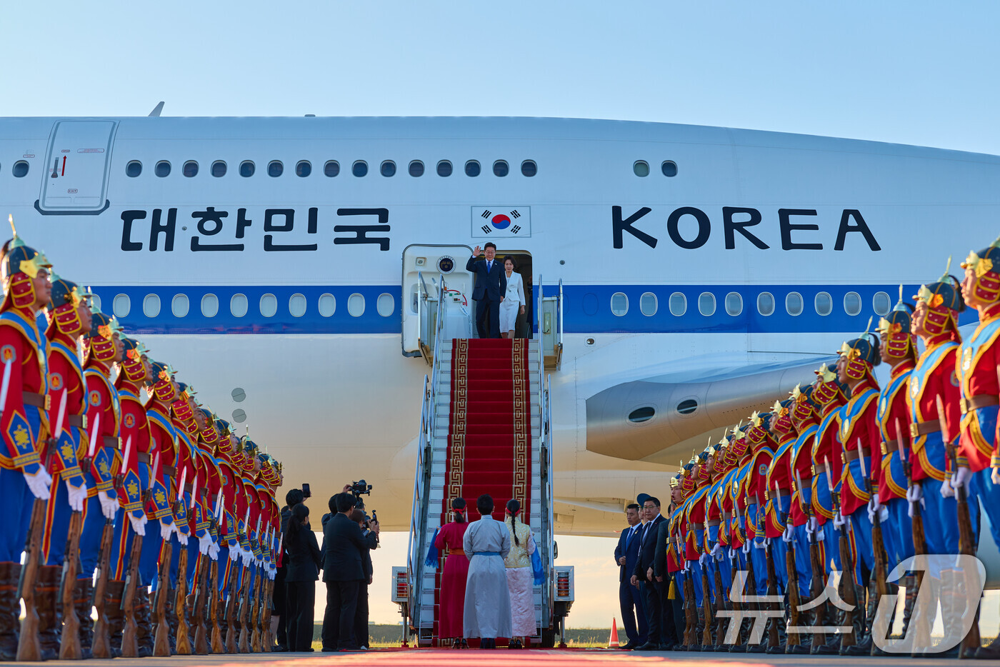 (울란바타르(몽골)=뉴스1) 이재명 기자 = 몽골을 국빈 방문하는 이재명 대통령과 김혜경 여사가 9일(현지시간) 칭기스칸 국제공항에 도착해 환영객에게 인사하고 있다. (공동취재) …