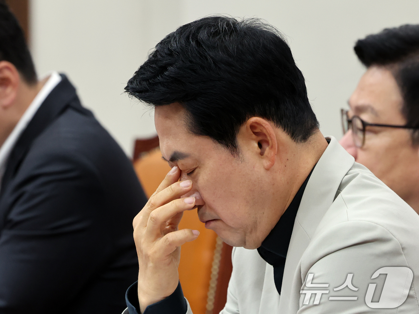 (서울=뉴스1) 황기선 기자 = 장동혁 국민의힘 대표가 9일 오전 서울 여의도 국회에서 열린 최고위원회의에서 생각에 잠겨 있다.  2026.7.9/뉴스1
